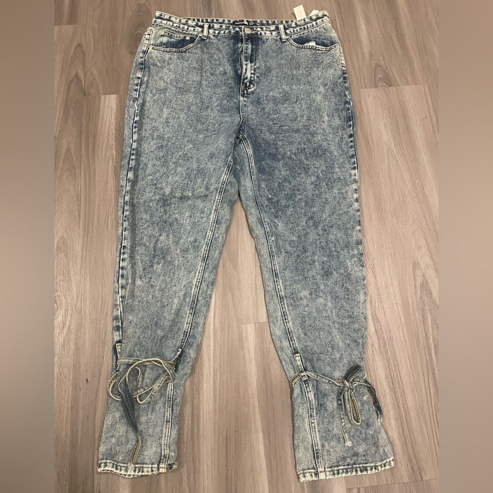 Women’s Boohoo Blue Acid Wash Denim with bow bottom - Size 18